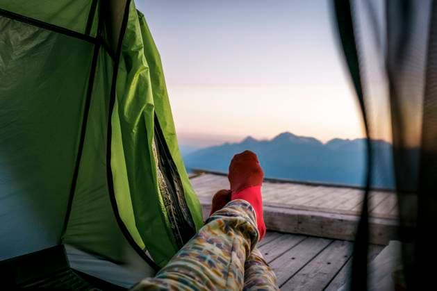 IMAGO Creative: Frühlingsferien und reisen Woman with legs crossed relaxing in tent at Caucasus Nature Reserve, Sochi, Russia model released, OMIF00550