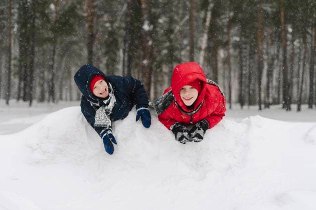 IMAGO Kreativ: Bruderschaft Happy twin brothers playing in snowy forest model released, SEAF00539