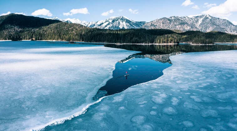 IMAGO Creative, Winter, Winterspaß, Eishockey Germany, Bavaria, Aerial view of lone man paddleboarding between ice floes in Eibsee lake model released, Grainau Bayern Deutschland Eibsee WFF00681