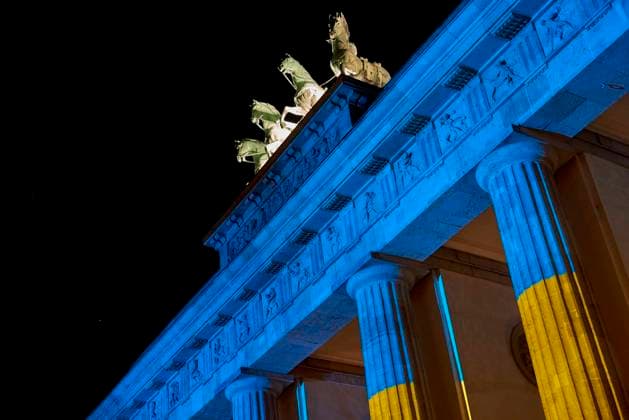 Brandenburg Gate shines in Ukrainian national colors Europe, Germany, Berlin, 23 02 2022 Ukrainians protest in front of the Brandenburg Gate against the invasion of Russian soldiers in eastern Ukraine President Putin had recognized the regions of Donetsk and Luhansk controlled by Russian separatists as independent republics and sent Russian soldi