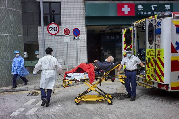 Coronavirus in China, Eindrücke aus Hongkong February 23, 2022, Hong Kong, China: Medical staffs drop off an elderly person with Covid-19 on a medical stretcher from the emergency van to Sham Shui Po district Medical Care Center as Hong Kong grapples with its worst wave of coronavirus..Hong Kong is facing the 5th wave of Covid-19 and it s the worst since the start of the epidemic with more than 6,000 daily cases. Hong Kong China - ZUMAs197 20220223_zaa_s197_060 Copyright: xEmmanuelxSernax