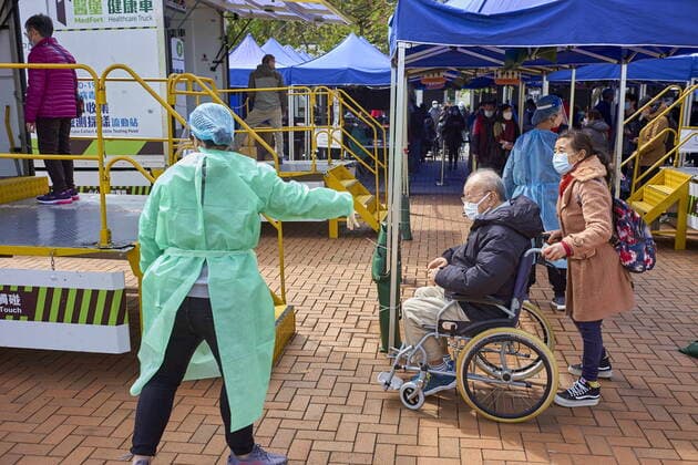 Coronavirus in China, Eindrücke aus Hongkong February 23, 2022, Hong Kong, China: An elderly man in a wheel chair seen entering a mobile sample collection for Covid-19 testing in Hong Kong s Central district..Hong Kong is facing the 5th wave of Covid-19 and it s the worst since the start of the epidemic with more than 6,000 daily cases. Hong Kong China - ZUMAs197 20220223_zaa_s197_076 Copyright: xEmmanuelxSernax