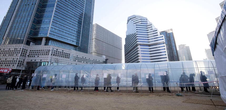 (220224) -- SEOUL, Feb. 24, 2022 -- People wait for COVID-19 test at a makeshift testing site in Seoul, South Korea, Feb. 24, 2022. South Korea reported 170,016 new COVID-19 cases as of midnight Wednesday compared to 24 hours ago, raising the total number of infections to 2,499,188, the health authorities said Thursday. (Photo by Xinhua) SOUTH KOREA-SEOUL-COVID-19-CASES JamesxLee 