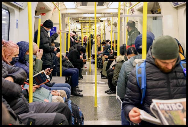 News Themen der Woche KW08 . 24 02 2022. London, United Kingdom. Covid Restrictions End. Transport for London end compulsory face covering rules as condition of travel.  xMartynxWheatleyx xi-Imagesx IIM-23124-0002