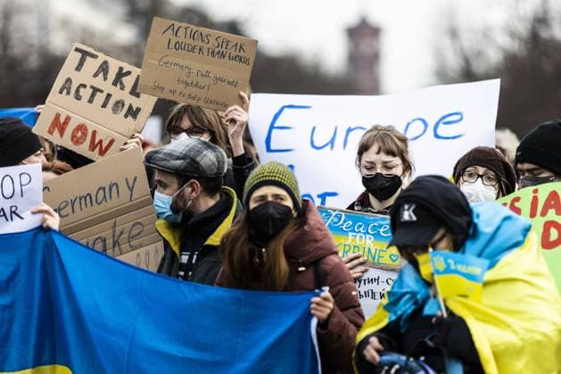 Demonstration for solidarity with Ukraine, taken in front of the Brandenburg Gate in Berlin, 24 02 2022 The demonstration takes place due to the invasion of Russian soldiers into Ukraine Berlin Germany Copyright: xFlorianxGaertner photothek.dex