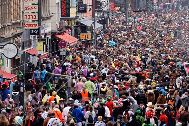 Bilder des Jahres 2022, News 02 Februar News Themen der Woche KW08 News Bilder des Tages Um Punkt 11:11 Uhr an Weiberfastnacht (24.02.2022) beginnt in Köln trotz Krieg in der Ukraine der Straßenkarneval. Auch die Zülpicher Straße ist voll mit Feiernden. Hier erhalten nur Feiernde Zutritt, die einen Nachweis für 2G+ erbringen können. Köln, 24.02.2022 *** At 11 11 sharp on Weiberfastnacht 24 02 2022, the street carnival begins in Cologne despite the war in Ukraine Zülpicher Straße is also packed with revelers Here, only revelers who can provide proof of 2G are granted access Cologne, 24 02 2022 Foto:xC.xHardtx xFuturexImage