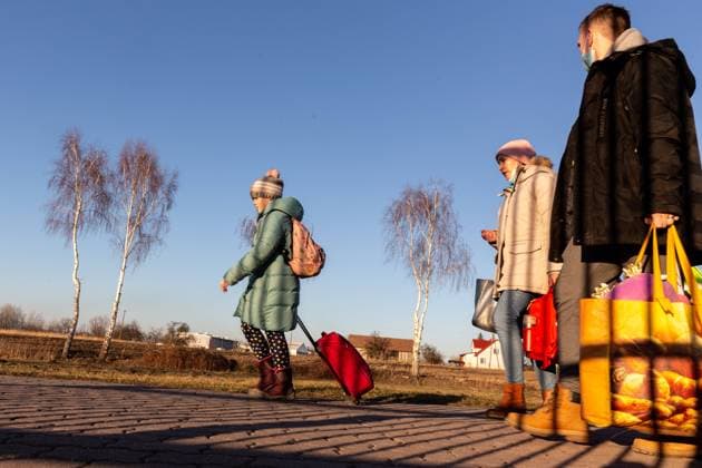 News Bilder des Tages Poland Is Expected To Take Ukrainian Refugees Ukrainian family walks through border passage as first migrants from Ukraine enter Poland after Russia bombarded Ukrainian territory - Polish-Ukrainian border crossing in Medyka, Poland on February 24, 2022. As the Russian Federation army crossed Ukrainian borders the conflict between Ukraine and Russian is expected to force up 5 million Ukrainians to flee. Most of refugees will seek asylum in Poland. Medyka podkarpackie Poland  Copyright: xDominikaxZarzyckax originalFilename: zarzycka-polandis220224_npmdK.jpg