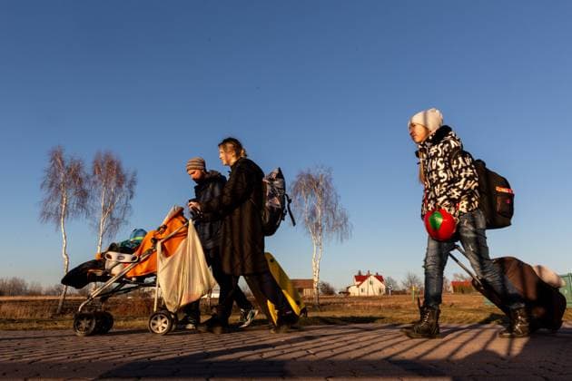 Poland Is Expected To Take Ukrainian Refugees Ukrainian family walks through border passage as first migrants from Ukraine enter Poland after Russia bombarded Ukrainian territory - Polish-Ukrainian border crossing in Medyka, Poland on February 24, 2022. As the Russian Federation army crossed Ukrainian borders the conflict between Ukraine and Russian is expected to force up 5 million Ukrainians to flee. Most of refugees will seek asylum in Poland. Medyka podkarpackie Poland  Copyright: xDominikaxZarzyckax originalFilename: zarzycka-polandis220224_npviT.jpg