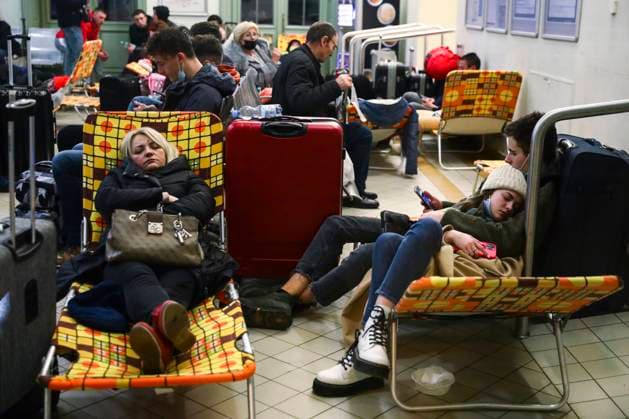 News Bilder des Tages People Arrive In Poland After Fleeing Ukraine Passengers rest on camp beds in a temporary shelter inside a building of the railway station after arriving on a train from Kiev in Ukraine to Przemysl, Poland on February 25, 2022. Russian invasion on Ukraine can cause a mass exodus of refugees to Poland. Przemysl Poland  Copyright: xBeataxZawrzelx originalFilename: zawrzel-peoplear220225_np7jW.jpg
