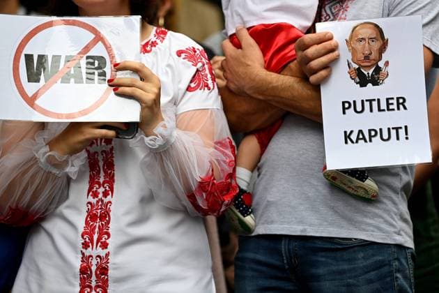 News Bilder des Tages STAND WITH UKRAINE RALLY, Protesters hold placards during a rally against the war in Ukraine at Martin Place in Sydney, Friday, February 25, 2022. ( NO ARCHIVING, EDITORIAL USE ONLY, NO USE IN BOOKS WITHOUT CONSENT SYDNEY NSW AUSTRALIA  Copyright: xBIANCAxDExMARCHIx 20220225001627944321