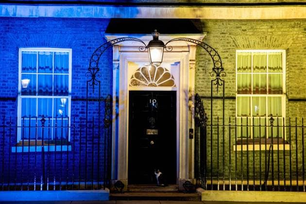 News Bilder des Tages February 24, 2022, London, United Kingdom: Larry the cat is seen waiting outside the door of 10 Downing Street..Downing street lit up in Ukrainian colour to stand in solidarity with Ukraine. London United Kingdom - ZUMAs197 20220224_zaa_s197_348 Copyright: xHestherxNgx