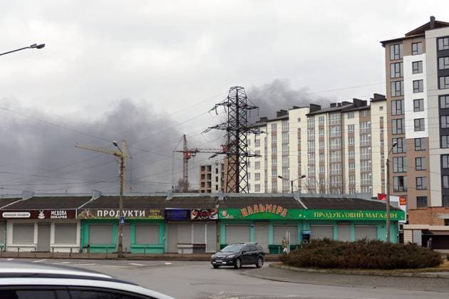 Ukraine-Krieg, Jahrestag der Invasion, Chronologie der Ereignisse, Archivbilder News Bilder des Tages IVANO-FRANKIVSK, UKRAINE - FEBRUARY 24, 2022 - Smoke rises from behind residential buidlings in Ivano-Frankivsk, western Ukraine. Situation in Ivano-Frankivsk  Copyright: xYuriixRylchukx