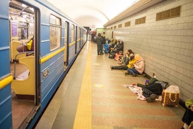 Ukraine-Krieg, Jahrestag der Invasion, Chronologie der Ereignisse, Archivbilder News Bilder des Tages Ukrainians rest in the Kyiv subway, using it as a bomb shelter in Kyiv, Ukraine, Thursday, February 24, 2022. Russia has launched a full-scale invasion of Ukraine, unleashing airstrikes on cities and military bases.  KYV2022022402 OLEKSANDRxKHOMENKO