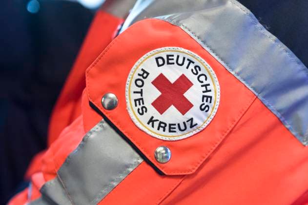 DRK im Einsatz Uniform Logo Zeichen Kennzeichen Signet Wappen Marke des DRK Deutsches Rotes Kreuz Jacke Ärmel 20220220ad984 Hamburg Hamburg Deutschland Germany *** DRK in use uniform logo sign signet coat of arms mark of DRK German Red Cross jacket sleeve 20220220ad984 Hamburg Hamburg Germany Germany Copyright: xAchimxDuwentästerx