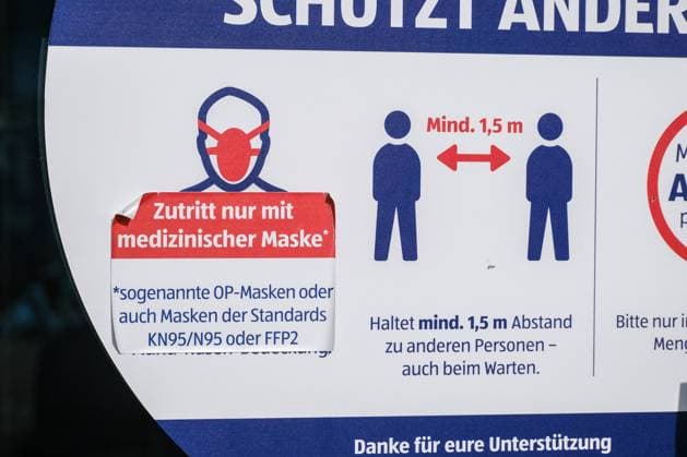 Düsseldorf 25 02 2022 Covid Corona lockdown mask obligation masks emergency brake shutdown infection protection law logo warning protective mask stop stop sign stop sign medical face mask mask FFP2 mouth protection nose protection OP mask incidence retail gastronomy 2G rule 3G rule Aldi Süd supermarket food discounter minimum distance Düsseldorf