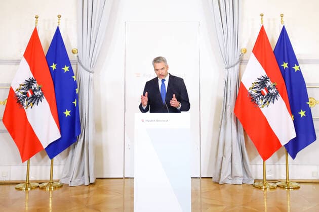 Federal Chancellery Vienna, Austria: Press statement after the national security council Im Anschluss an die Sitzung des nationalen Sicherheitrates zur aktuellen Lage in der Ukraine gibt Bundeskanzler Karl Nehammer ein Pressestatement. Wien. Im Bild: Bundeskanzler Karl Nehammer (ÖVP). Wien, Österreich. 25.02.2022