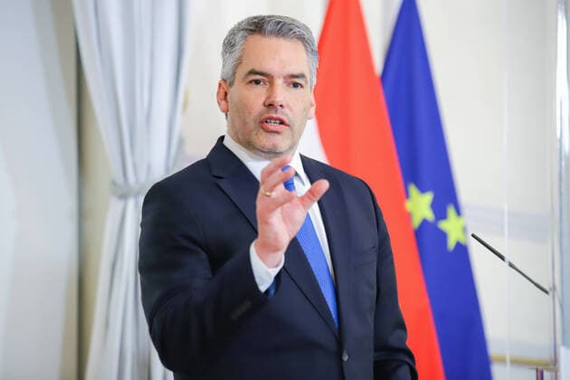 Federal Chancellery Vienna, Austria: Press statement after the national security council Im Anschluss an die Sitzung des nationalen Sicherheitrates zur aktuellen Lage in der Ukraine gibt Bundeskanzler Karl Nehammer ein Pressestatement. Wien. Im Bild: Bundeskanzler Karl Nehammer (ÖVP). Wien, Österreich. 25.02.2022
