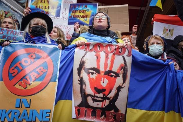 News Bilder des Tages February 25, 2022, Istanbul, Turkey: A protester holds a portrait of Vladimir Putin and a huge Ukrainian flag while chanting slogans during the demonstration..Ukrainian citizens living in Istanbul gathered in front of the Russian Consulate General in Beyo?lu district and protested Russia™s military operation against Ukraine. Shouting Killer Putin slogans and holding No to war and Stop the war banners, the protestors called for the war to be stopped as soon as possible while the police took extensive security measures, some Ukrainians burst into tears. Istanbul Turkey - ZUMAs197 20220225_zaa_s197_168 Copyright: xIbrahimxOnerx