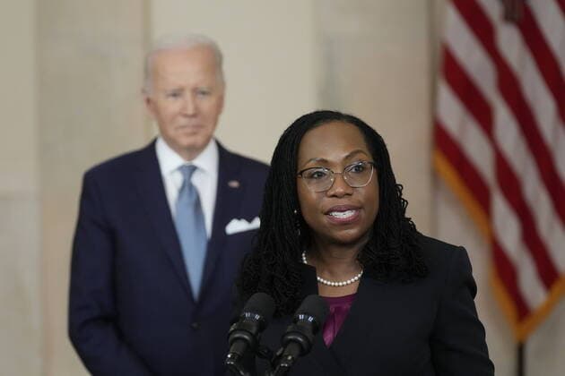 Bilder des Jahres 2022, News 02 Februar News Themen der Woche KW08 News Bilder des Tages Judge Ketanji Brown Jackson makes remarks after being introduced by United States President Joe Biden to serve as Associate Justice of the US Supreme Court, in the Cross Hall of the White House in Washington, DC on Friday, February 25, 2022. Copyright: xChrisxKleponisx xCNPx MediaPunchx
