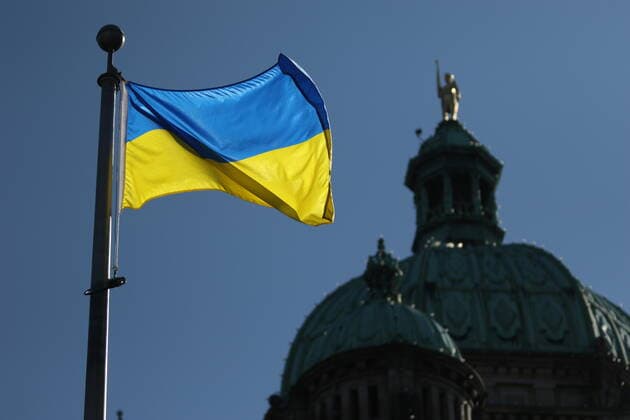 February 25, 2022, VICTORIA, BC, CANADA: The Ukrainian flag hangs in front of the legislature in a show of solidarity with the people of the Ukraine who this week were invaded by Russia. The Ukrainian community is reaching out to supporters to join them at a rally this Sunday at the legislature. Their national flag is photographed in Victoria, Friday, Feb. 25, 2022. VICTORIA CANADA  - ZUMAc35_ 20220225_zaf_c35_041 Copyright: xChadxHipolitox