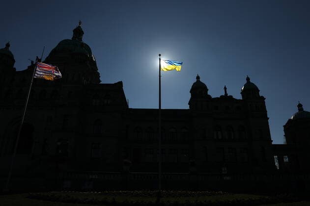 February 25, 2022, VICTORIA, BC, CANADA: The Ukrainian flag hangs in front of the legislature in a show of solidarity with the people of the Ukraine who this week were invaded by Russia. The Ukrainian community is reaching out to supporters to join them at a rally this Sunday at the legislature. Their national flag is photographed in Victoria, Friday, Feb. 25, 2022. VICTORIA CANADA  - ZUMAc35_ 20220225_zaf_c35_045 Copyright: xChadxHipolitox