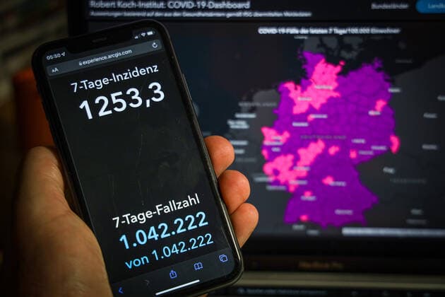 Coronavirus in Germany Covid 19 Dashboard of the Robert Koch Institute 26 02 2022 Robert Koch Institute 7 days Incidence 1253.3 7 days Number of cases 1 042 222 COVID 19 Cases 14 574 845 Addition by 175 833 compared to previous day COVID 19 Deaths 122 621 Addition by 250 compared to previous day