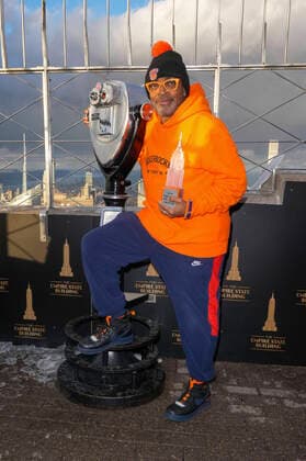 Bilder des Jahres 2022, Entertainment 02 Februar Entertainment Themen der Woche KW08 Spike Lee bei einem Pressetermin anlässlich des Black History Month auf dem Empire State Building, New York, 25.02.2022 *** Spike Lee at a Black History Month press event at the Empire State Building, New York, 25 02 2022. Foto:xJ.xNacionxx xFuturexImage