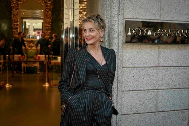 Bilder des Jahres 2022, Entertainment 02 Februar Entertainment Themen der Woche KW08 Entertainment Bilder des Tages Milan, SHARON STONE arrives in the Dolce and Gabbana store in via Montenapoleone Pictured: Sharone Stone  Copyright: xRiccardoxGiordanox xipa-agency.nx xModaxMilanox