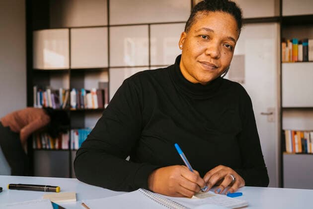 IMAGO Creative: Bildung, Schreiben Portrait of mature female student studying at community college Germany, Berlin, model released, property released Copyright: xMaskotx , MA92392