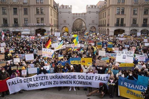 News Themen der Woche KW08 News Bilder des Tages Demonstration for solidarity with Ukraine against Russia,in Munich, Germany. On February 26, 2022, thousands of participants gathered at the Satchus in Munich, Germany, to show their solidarity with Ukraine. The demonstrators demanded the immediate withdrawal of Russian troops, a political solution to the conflict, the support of the German government and immediate sanctions against Russia. Munich Bavaria Germany Copyright: xMaxxLudwigx-xmufkinnphotosxxxaalx