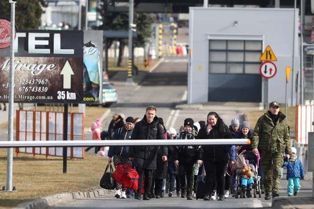 News Themen der Woche KW08 News Bilder des Tages PXL_Refugees arrival Ukrainian citizens are seen arriving at the Medyka pedestrian border crossing in eastern Poland , in Medyka, Poland, February 26, 2022.After the Russian invasion of Ukraine, thousands of people are seeking shelter in neighboring Poland. Most of them are women and children. The man cannot leave as they are being mobilized to fight. ArminxDurgut PIXSELL