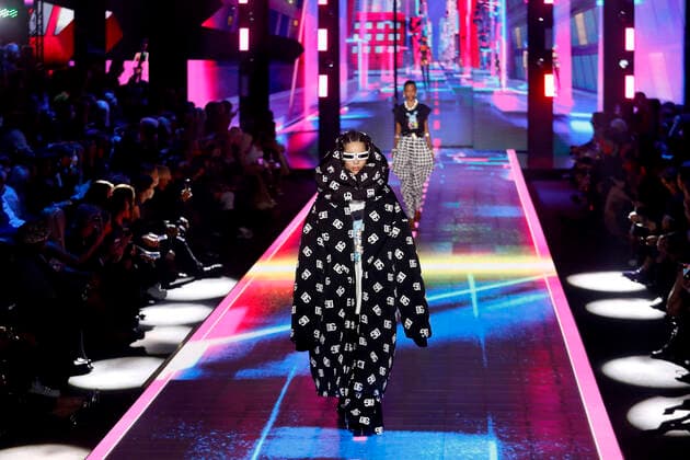 Bilder des Jahres 2022, Entertainment 02 Februar Entertainment Themen der Woche KW08 Entertainment Bilder des Tages February 26, 2022, Milano, Italia: Models present creations by Italian brand Dolce & Gabbana during the Milan Women s Fashion Week, in Milan, Italy, 26 February 2022. The Fall-Winter 2022 Women s collections are presented at the Milano Moda Uomo from 23 to 28 February. ANSA MOURAD BALTI TOUATI Milano Italia - ZUMAa110 20220226_zaf_a110_048 Copyright: xMouradxBaltixTouatix