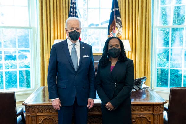 February 25, 2022, Washington, DC, United States of America: U.S President Joe Biden poses with Judge Ketanji Brown Jackson in the Oval Office of the White House February 25, 2022 in Washington, D.C. Biden nominated Jackson for the Supreme Court vacancy left by retiring Justice Stephen Breyer. Washington United States of America - ZUMAp138 20220225_zaa_p138_002 Copyright: xAdamxSchultz WhitexHousex