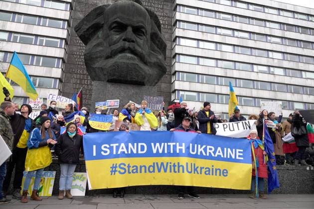 News Bilder des Tages Demo für Ukraine 26.02.2022, Chemnitz, Demonstration, Solidaritäts- Kundgebung Am Samstag gab es in Chemnitz am Karl- Marx- Monument eine Kundgebung, auf der etwa 200 Menschen, Ukrainer und Chemnitzer, ihre Solidarität mit der Ukraine und ihren Protest gegen Russlands Angriff auf die Ukraine zum Ausdruck brachten. Chemnitz Sachsen BRD *** Demo for Ukraine 26 02 2022, Chemnitz, demonstration, solidarity rally On Saturday there was a rally in Chemnitz at the Karl Marx Monument, where about 200 people, Ukrainians and Chemnitz residents, expressed their solidarity with Ukraine and their protest against Russias attack on Ukraine Chemnitz Saxony FRG