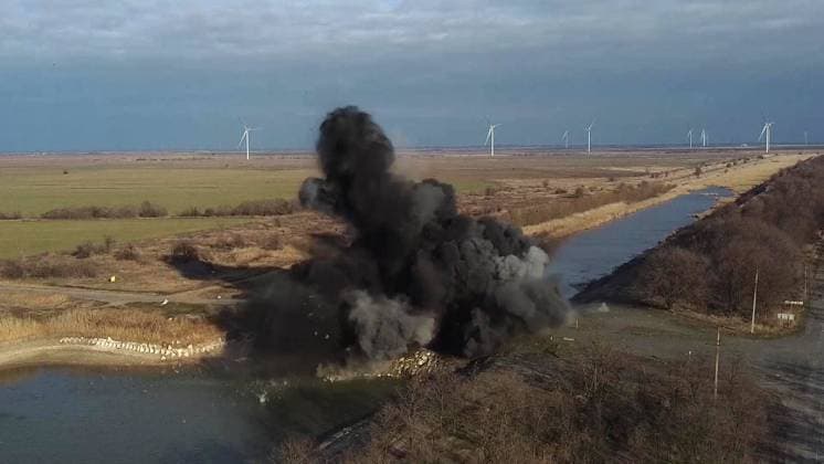 Ukraine-Krieg, Jahrestag der Invasion, Chronologie der Ereignisse, Archivbilder News Bilder des Tages Ukraine Russia Military Operation 8127463 26.02.2022 In this handout video grab released by the Russian Defence Ministry, a view shows the explosion conducted by the Russian military to destroy the dam built by Ukraine in Kherson region in 2014 to cut off the water supply to Crimea through the North Crimean Canal, in Kherson region, Ukraine. Editorial use only, no archive, no commercial use. Russian Defence Ministry Kherson region Ukraine  Copyright: xx