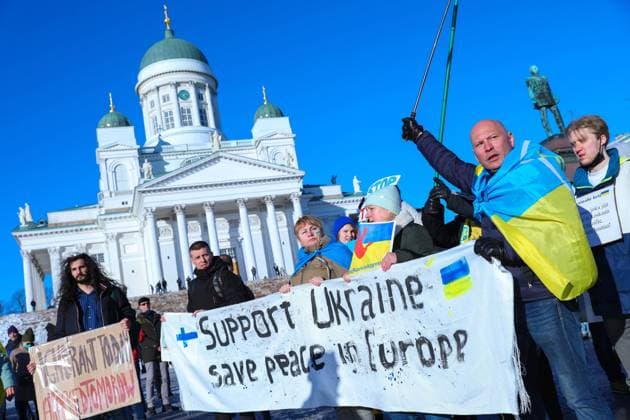 News Bilder des Tages February 26, 2022, Helsinki, Uusimaa, Finland: Protesters hold a banner during a Ukraine-Russia Anti-war protest at the Senate Square in Helsinki. Helsinki Finland - ZUMAs197 20220226_zaa_s197_360 Copyright: xTakimotoxMarinax