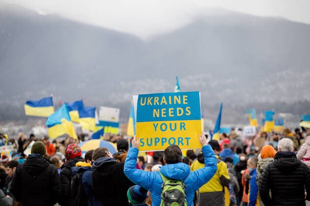 February 26, 2022, Vancouver, British Columbia, Canada: A person holds a sign at Jack Poole Plaza reading Ukraine needs your support at a rally. Vancouver Canada  - ZUMA Pho 20220226_mda_w171_173 Copyright: xRyanxWalterxWagnerx
