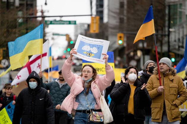 February 26, 2022, Vancouver, British Columbia, Canada: Supporters March down Howe street for a rally supporting Ukraine. Vancouver Canada  - ZUMA Pho 20220226_mda_w171_175 Copyright: xRyanxWalterxWagnerx