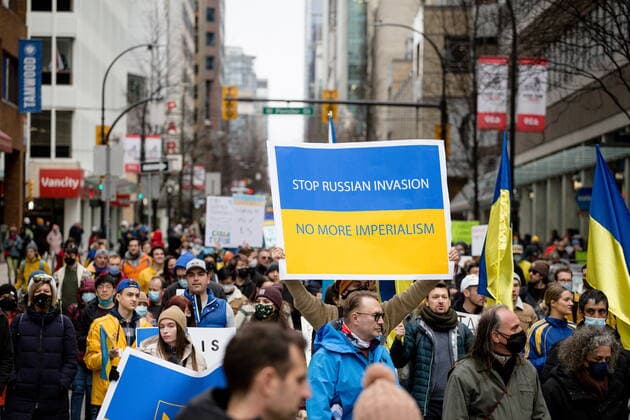 February 26, 2022, Vancouver, British Columbia, Canada: Supporters March down Howe street for a rally supporting Ukraine. Vancouver Canada  - ZUMA Pho 20220226_mda_w171_176 Copyright: xRyanxWalterxWagnerx