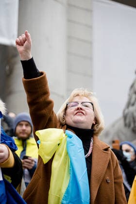 February 26, 2022, Vancouver, British Columbia, Canada: Event organizer Natalie Jatskevich raises her fist as the crowd chants support of Ukraine at the Art Gallery. Vancouver Canada  - ZUMA Pho 20220226_mda_w171_183 Copyright: xRyanxWalterxWagnerx