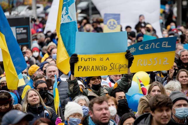 February 26, 2022, Vancouver, British Columbia, Canada: Supporters gather at the Art Gallery for a rally supporting Ukraine. Vancouver Canada  - ZUMA Pho 20220226_mda_w171_185 Copyright: xRyanxWalterxWagnerx