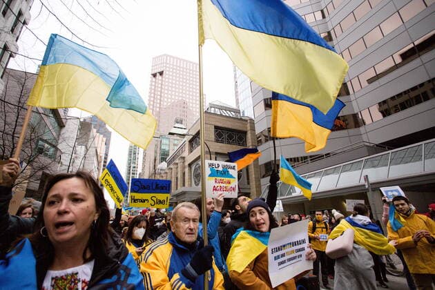 February 26, 2022, Vancouver, British Columbia, Canada: Supporters March down Howe street for a rally supporting Ukraine. Vancouver Canada  - ZUMA Pho 20220226_mda_w171_181 Copyright: xRyanxWalterxWagnerx