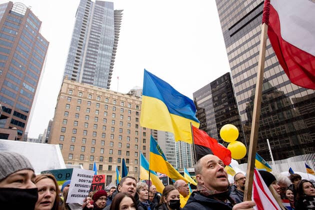 February 26, 2022, Vancouver, British Columbia, Canada: Supporters gather at the Art Gallery for a rally supporting Ukraine. Vancouver Canada  - ZUMA Pho 20220226_mda_w171_189 Copyright: xRyanxWalterxWagnerx