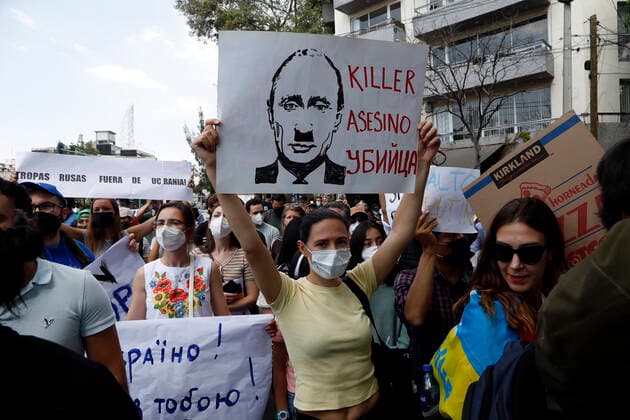 Protest Against Ukrainian Attacks In Russia MEXICO CITY, MEXICO - FEBRUARY 26, 2022: Women Ukrainians citizens join to a protest to demand the end to the military attack to Ukraine for Russian President Vladimir Putin outside the Embassy of the Russian Federation in Mexico City. On February 26, 2022 in Mexico City, Mexico. (Photo by Luis Barron Eyepix Group). Copyright: xLuisxBarronx xEyepixxGroupx EYEPIX_LB_26022022_56973