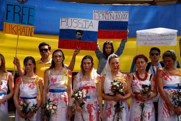 Protest Against Ukrainian Attacks In Russia MEXICO CITY, MEXICO - FEBRUARY 26, 2022: Women Ukrainians citizens join to a protest to demand the end to the military attack to Ukraine for Russian President Vladimir Putin outside the Embassy of the Russian Federation in Mexico City. On February 26, 2022 in Mexico City, Mexico. (Photo by Luis Barron Eyepix Group). Copyright: xLuisxBarronx xEyepixxGroupx EYEPIX_LB_26022022_56985