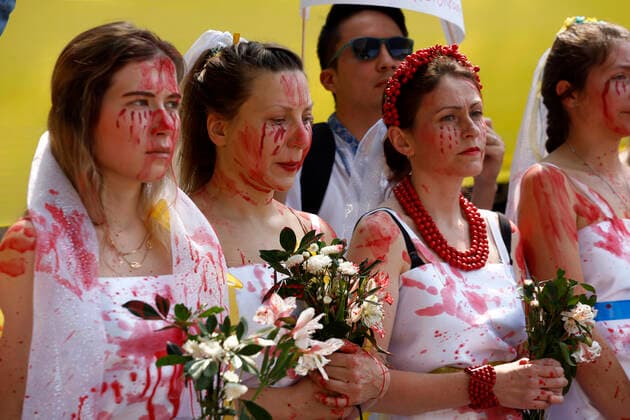 Protest Against Ukrainian Attacks In Russia MEXICO CITY, MEXICO - FEBRUARY 26, 2022: Women Ukrainians citizens join to a protest to demand the end to the military attack to Ukraine for Russian President Vladimir Putin outside the Embassy of the Russian Federation in Mexico City. On February 26, 2022 in Mexico City, Mexico. (Photo by Luis Barron Eyepix Group). Copyright: xLuisxBarronx xEyepixxGroupx EYEPIX_LB_26022022_56988