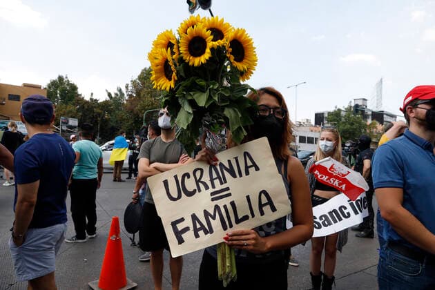 Protest Against Ukrainian Attacks In Russia MEXICO CITY, MEXICO - FEBRUARY 26, 2022: Women Ukrainians citizens join to a protest to demand the end to the military attack to Ukraine for Russian President Vladimir Putin outside the Embassy of the Russian Federation in Mexico City. On February 26, 2022 in Mexico City, Mexico. (Photo by Luis Barron Eyepix Group). Copyright: xLuisxBarronx xEyepixxGroupx EYEPIX_LB_26022022_56975