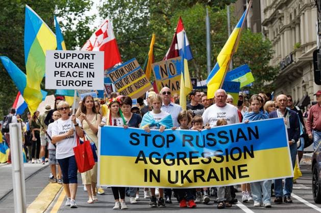 News Bilder des Tages February 27, 2022, Melbourne, Victoria, Australia: Citizens in Melbourne, Australia march through the central business district condemning Russia and demanding support from the Australian government for Ukraine in the war against Russia. Melbourne Australia - ZUMAl303 20220227_zaf_l303_015 Copyright: xSydneyxLowx