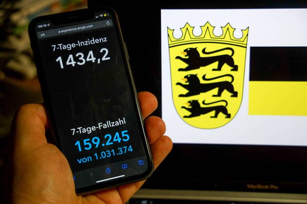 Coronavirus in Germany Covid 19 Dashboard of the Robert Koch Institute DEU, Germany, Baden Württemberg 27 02 2022 The 7-day incidence for the state Cases last 7 days 100 000 p.e. is displayed on an iPhone, with the state coat of arms in the background