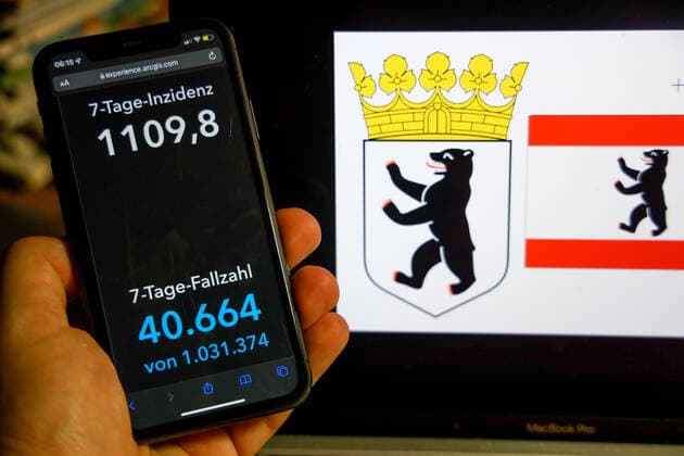Coronavirus in Germany Covid 19 Dashboard of the Robert Koch Institute DEU, Germany, Berlin 27 02 2022 The 7 day incidence for the state Cases last 7 days 100 000 P.E. is displayed on an iPhone, with the state coat of arms in the background.